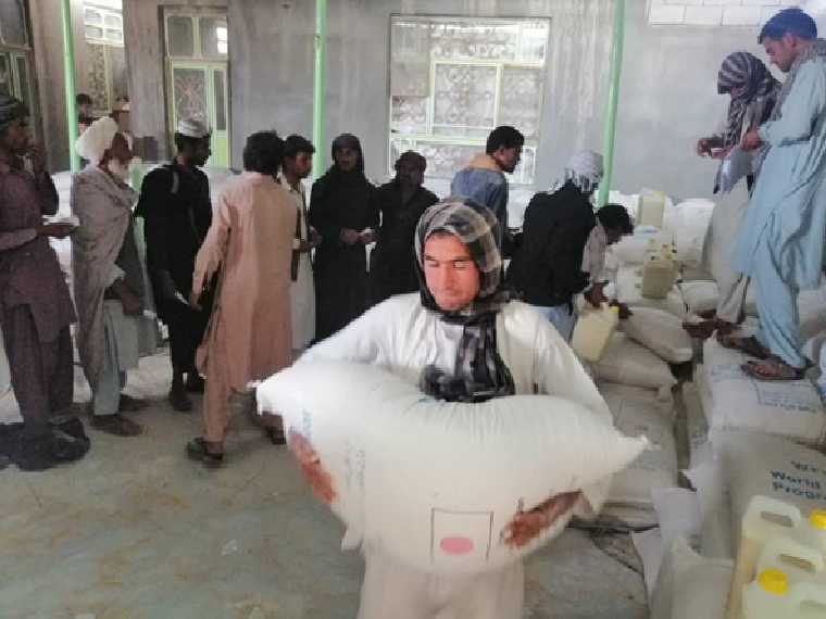 فراه کې ۴۵۰ بېځايه شوو کورنيوسره دخوراکي موادو مرسته وشوه