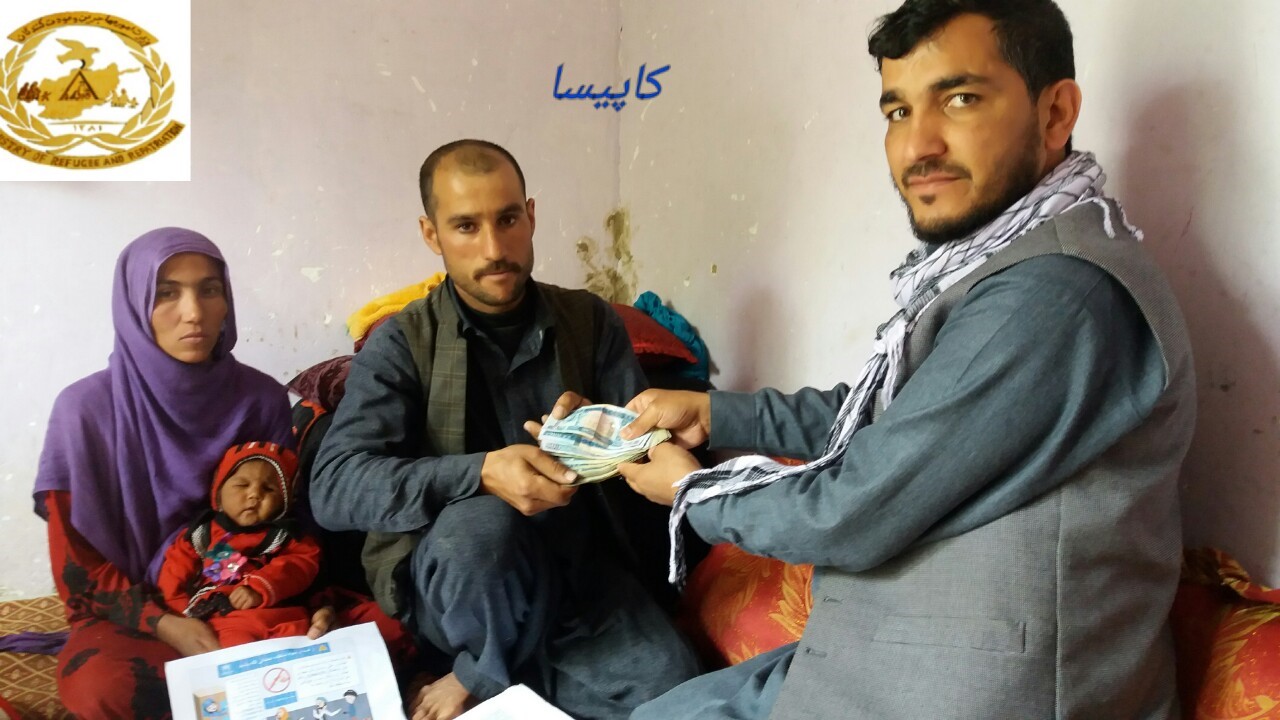 آمریت امور مهاجرین ولایت کاپیسا 4 فامیل بیجا شده را کمک نمود