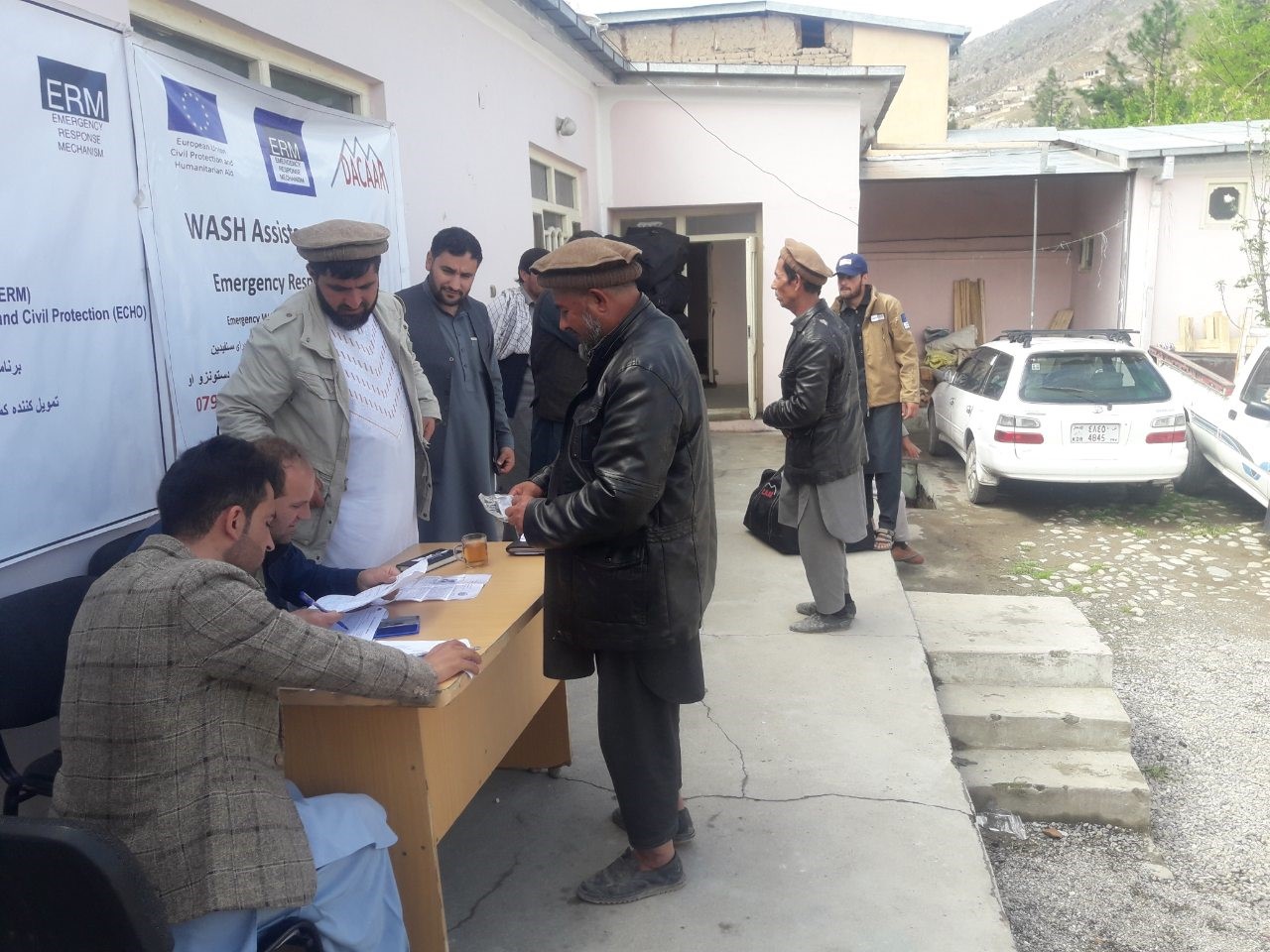 د ملګرو ملتونو دکډوالو ادارې (UNHCR)، (ACTED)، (MOSSION EAST)، (CONCEM)، (DACAAR) او خوراک نړيوال سازمان (WFP) له لورې ۷۲ بېځايه شوو کورنيوسره نغدي،خوراکي او غيرې خوراکي موادو مرسته وشوه. يادې کورنۍ چې د جګړو له امله د جګړو له امله دبېلابېلوسيموڅخه ددې ولايت مرکز ته راکډه شوې وې د (ACTED) موسسې له لورې هرې کورني ته ۱۲۰۰۰ افغانۍ نغدې او پاتې نورو موسسو له لوې هرې کورنۍ ته دغيرې خوراکي موادو مرسته ووېشل شوه.