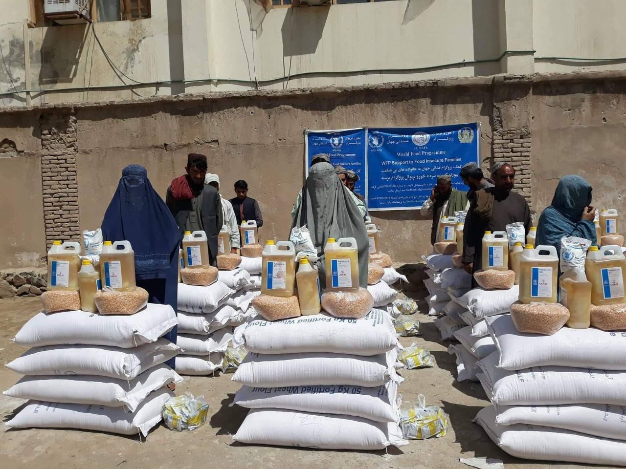 دبېړنيو حالاتو کمټې او د خوراک نړيوال سازمان (wfp) له لورې د کندهار ولايت دکډوالو چارو رياست په همکارۍ 12 بېځايه شوو کورنيوسره دخوراکي موادو مرسته وشوه.  يادې کورنۍ چې د سېلابونو او ورښتونو له امله زيانمنې شوې وې د تېرې دوشنبې په ورځ د وري په ۱۹مه هرې کورنۍ ته دال، غوړي،اوړه اونورو خوراکي موادو مرسته ووېشل شوه. 