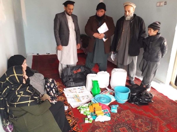 فارياب کې ۴۰ کورنيوسره د رغتيايي کڅوړو مرسته وشوه