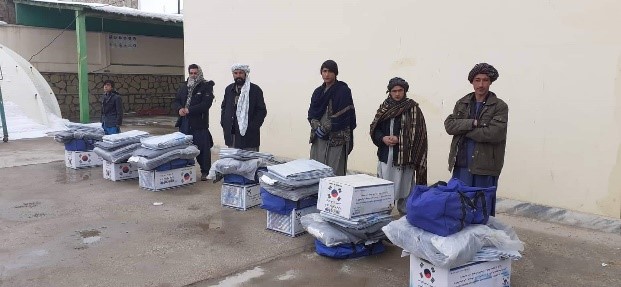 به تعداد۳۳ فامیل در بادغیس بسته وسایل منزل دریافت نمودند