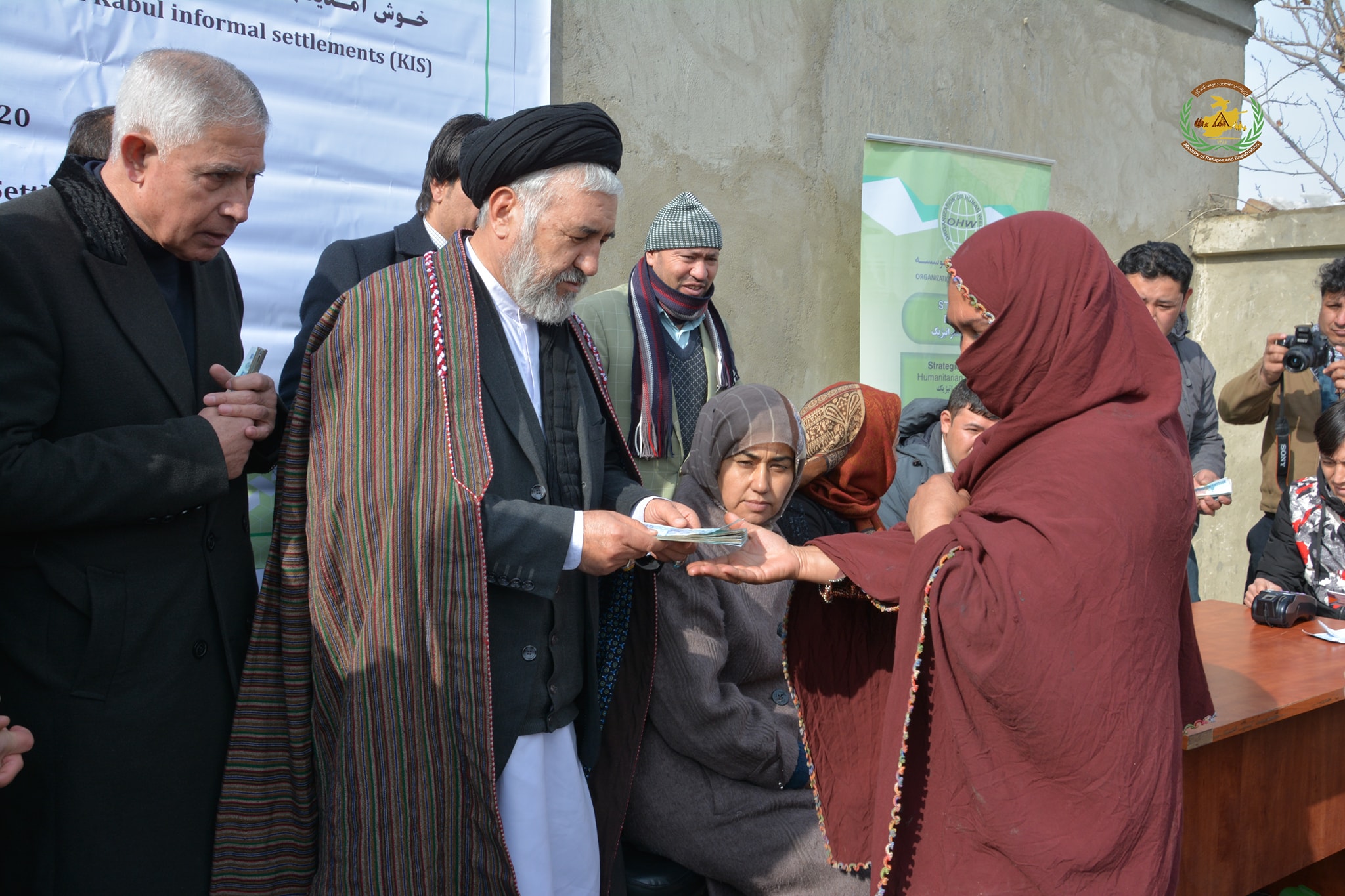 به 500 خانواده خیمه نشین در شهر کابل با حضور مسئولان وزارت امور مهاجرین و اداره امور کمک توزیع شد  به500 خانواده بیجاشده که در ساحه دیوان بیگی شهر کابل در زیر خیمه ها زندگی می نماید، با حضور سیدحسین عالمی بلخی وزیر امور مهاجرین و عودت کنندگان و میاگل وثیق رئیس بخش فرهنگی و اجتماعی اداره امور ریاست جمهوری کمک رسانی صورت گرفت.  این کمک ها بر اساس استراتژی کمک های زمستانی که توسط وزارت امور مهاجرین با همکاری موسسات بین المللی به خانواده نیازمند در سرتاسر کشور کمک رسانی می شود، توزیع گردید و اداره OHW به هر یک 