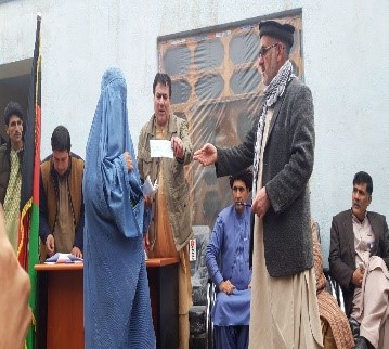 برای ۴۵۰ خانواده در بادغیس توزیع پول نقد آغاز شد