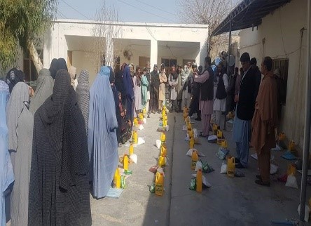 برای ۶۰ فامیل بی بضاعت در هلمند البسه توزیع شد