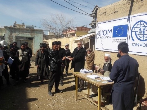 برای 187 خانواده ردمرزشده در سرپل پول نقد مساعدت صورت گرفت