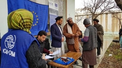 فارياب کې بېځايه شوو کورنيوسره نغدي مرسته وشوه