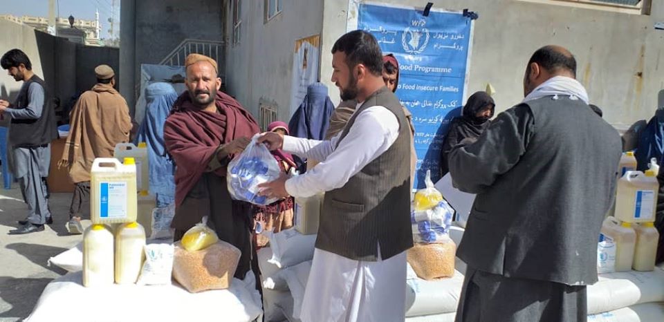 درولایت هلمند برای ۷۲ فامیل بیجاشده مساعدت نقدی ، غذایی و بسته صحی صورت گرفت