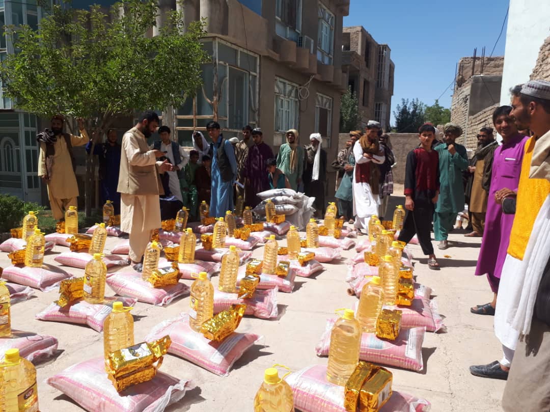 نزدیک به دو صد خانواده بیجاشده در بادغیس چهارشنبه (18 سرطان) بسته های کمکی مواد غذایی دریافت کردند