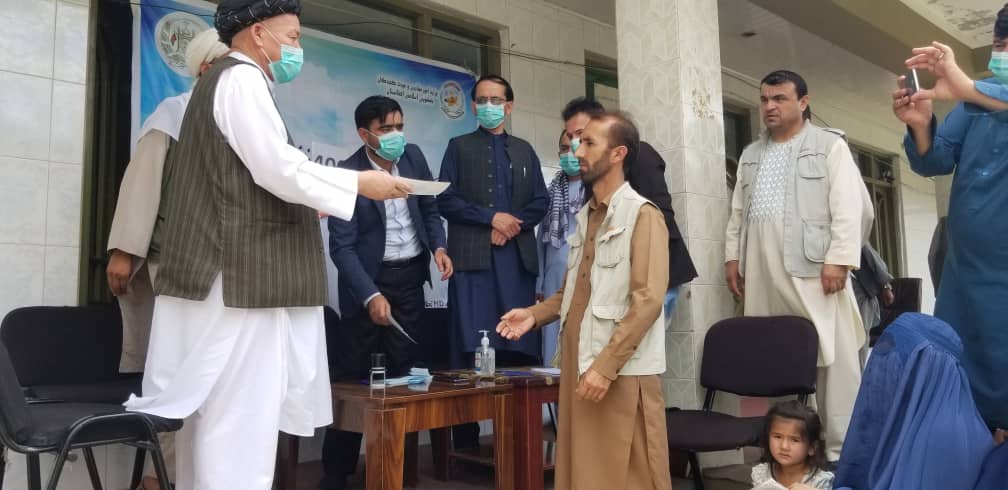 صدها خانواده بیجاشده داخلی روز قبل یک شنبه (12 سرطان) در ولایت تخار کمک های نقدی دریافت کردند