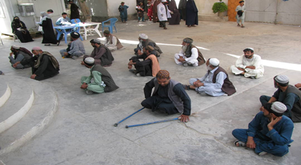 بیجاشدگان داخلی ولایت کندهار به‌روز یک‎شنبه (22 سرطان) مساعدت نقدی دریافت کردند