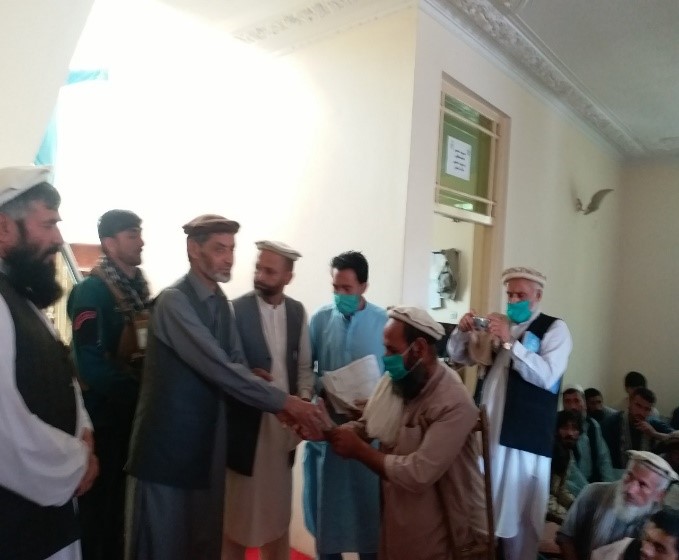 لغمان کې ۲۶۳ بېځايه شوو کورنيوسره نغدي مرسته وشوه