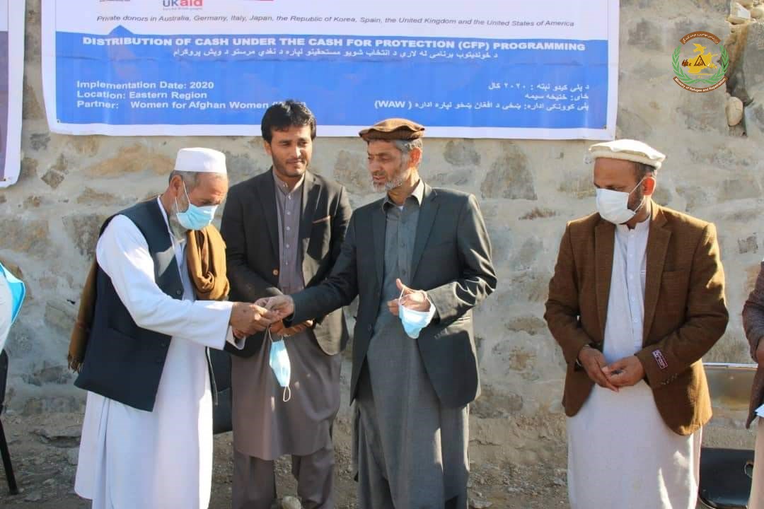 به 26خانواده عودت کننده در لغمان کمک نقدی توزیع شد